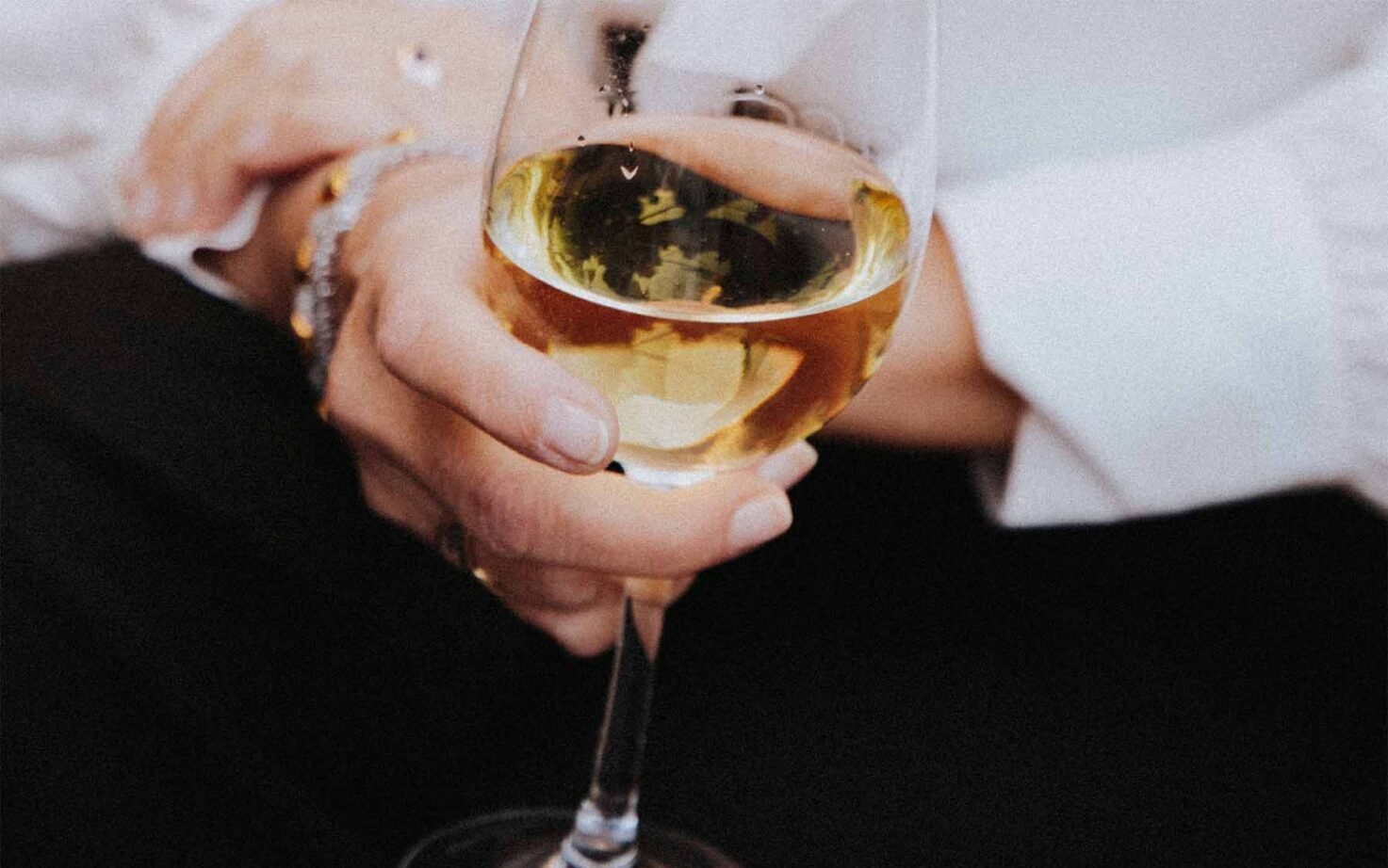 Copa de vino blanco servida en La Pinta Beach, restaurante en la playa de Benidorm