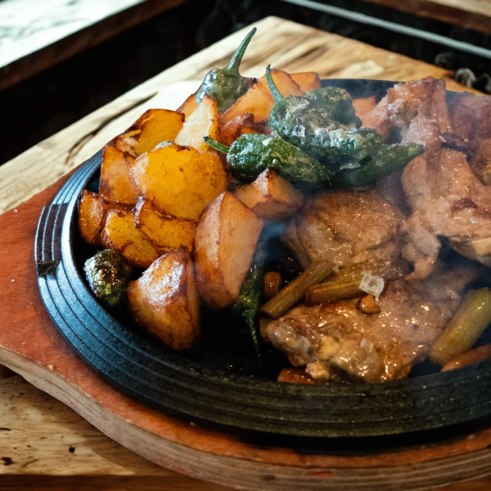 Carne a la brasa servida en restaurante frente al mar